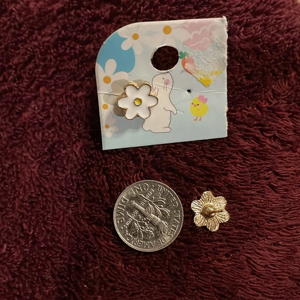 Toddler/baby girl white and yellow DAISY stud earrings/very tiny/Goldtone NEW